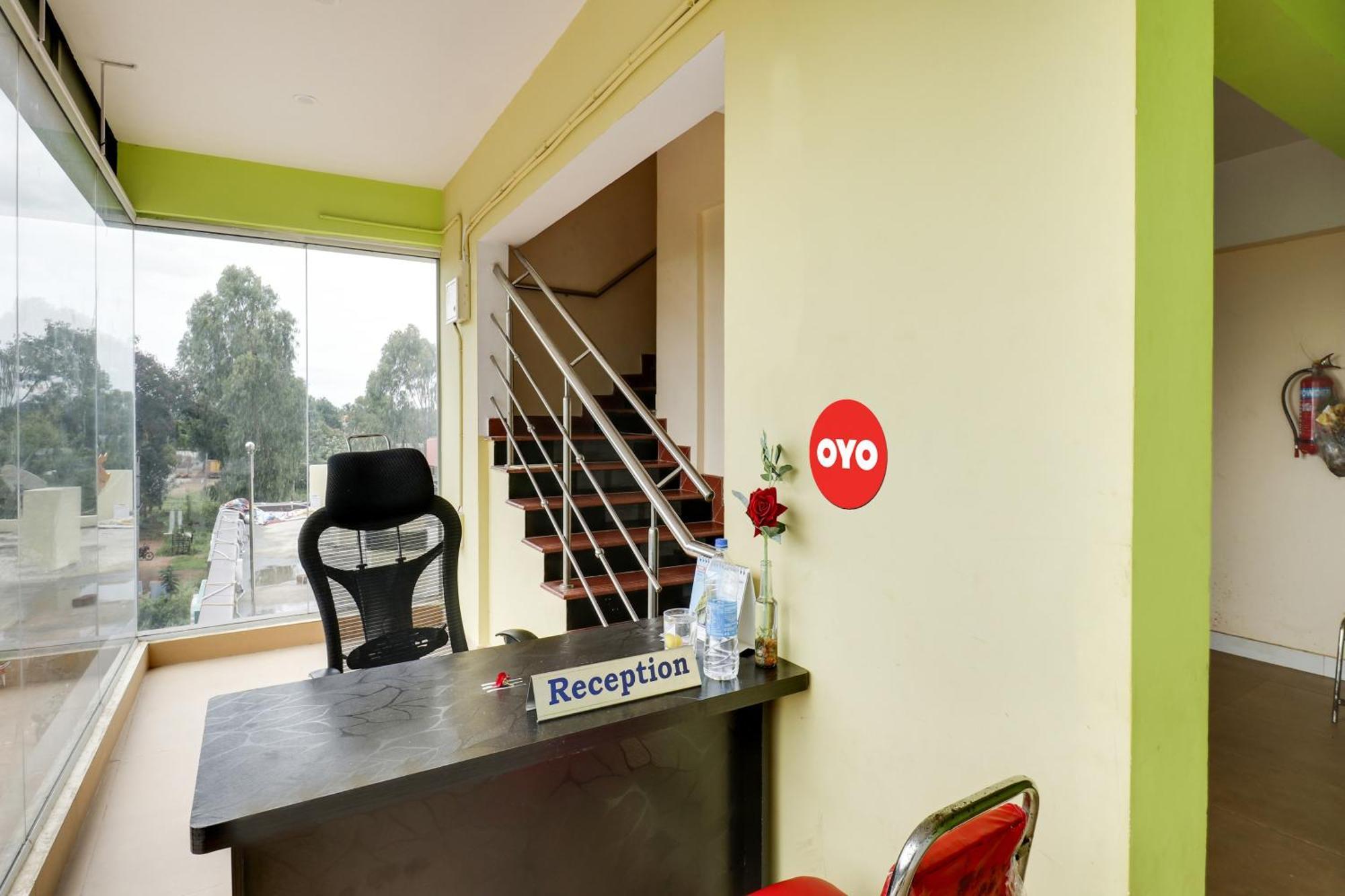 Oyo Flagship Gayathri Lodging & Boarding Hotel Bangalore Eksteriør billede