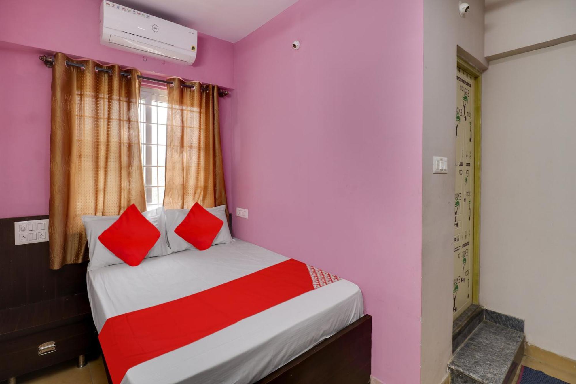 Oyo Flagship Gayathri Lodging & Boarding Hotel Bangalore Eksteriør billede